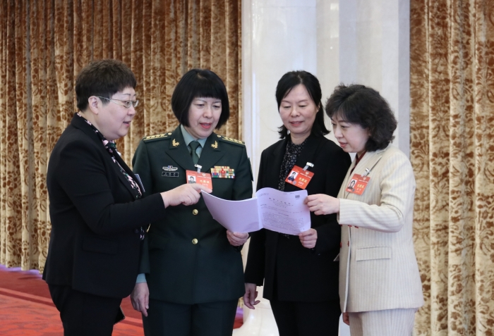 圖為全國政協(xié)醫(yī)衛(wèi)界別部分委員在小組會議結(jié)束后，繼續(xù)討論政府工作報(bào)告內(nèi)容。