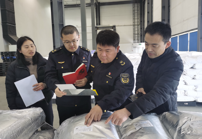 圖為該局執(zhí)法人員在一家藥品生產(chǎn)企業(yè)檢查藥品原料質(zhì)量。