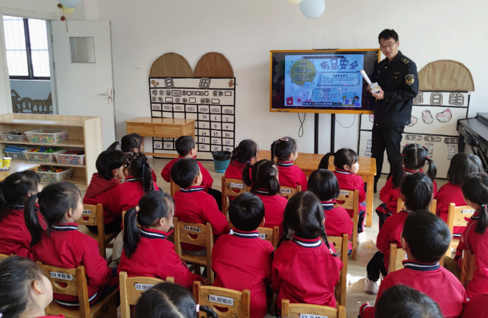 圖為3月11日，該局工作人員給幼兒園小朋友講解藥品安全知識。