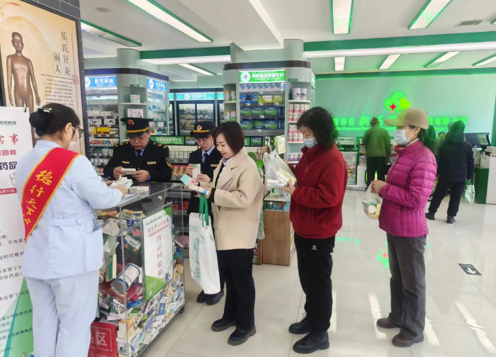 圖為當(dāng)?shù)厥忻褊x躍參與過(guò)期藥品回收活動(dòng)現(xiàn)場(chǎng)。