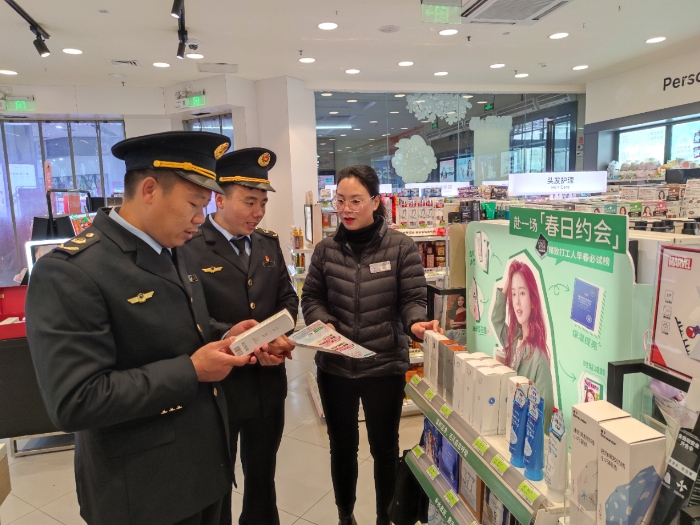 圖為3月19日，該局執(zhí)法人員在化妝品專賣店檢查。