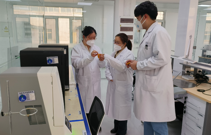 圖為第三分局執(zhí)法人員對定制式義齒類醫(yī)療器械生產(chǎn)企業(yè)的模型打印設(shè)備進行檢查。