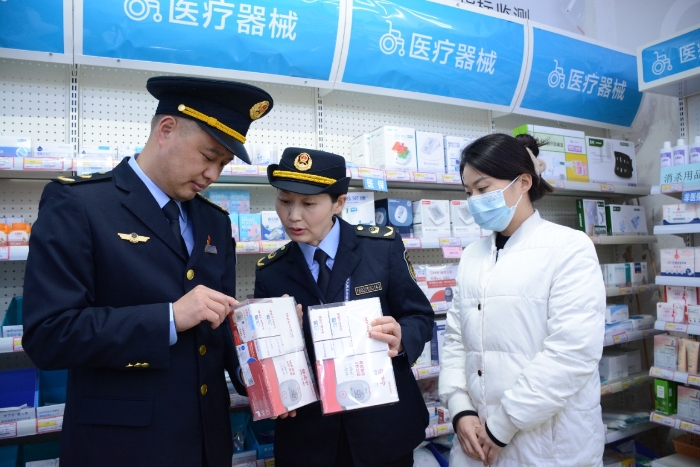 圖為該局執(zhí)法人員在一家醫(yī)療器械經(jīng)營(yíng)企業(yè)檢查血糖儀質(zhì)量情況。