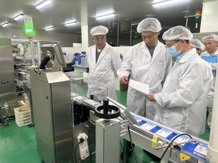 圖為監(jiān)管人員在一家抗生素生產(chǎn)企業(yè)對批生產(chǎn)記錄進(jìn)行核對