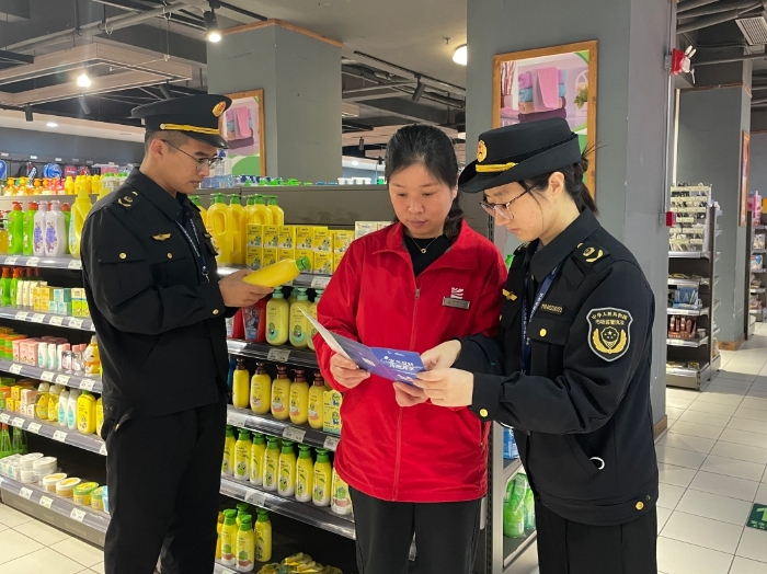 圖為執(zhí)法人員對在售的兒童化妝品進(jìn)行檢查。