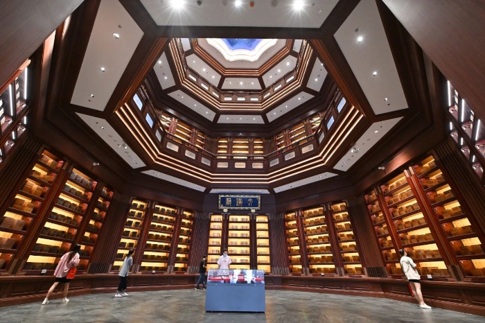 2022年7月30日，觀眾在中國國家版本館中央總館文瀚廳內(nèi)參觀。當(dāng)日，中國國家版本館開館暨展覽開幕式在中國國家版本館中央總館舉行。新華社記者 李鑫 攝
