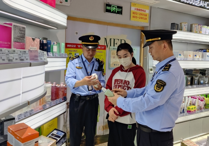 圖為該分局執(zhí)法人員對一家進口化妝品經(jīng)營主體開展現(xiàn)場檢查。