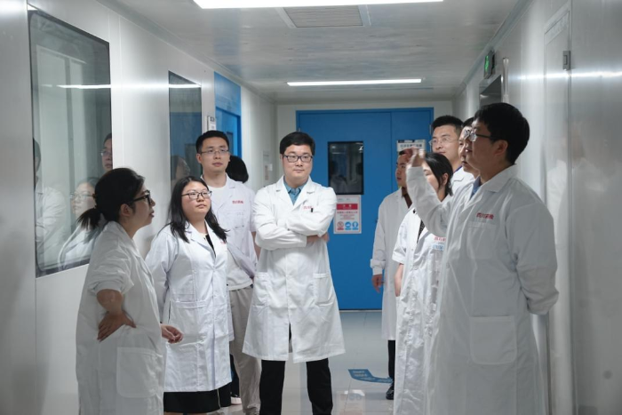 圖為實驗員講解實驗室。
