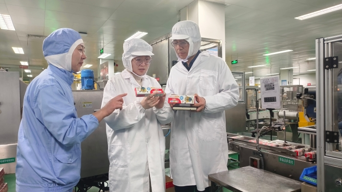 圖為執(zhí)法人員對兒童牙膏生產(chǎn)線進(jìn)行現(xiàn)場檢查。（張力文 攝）