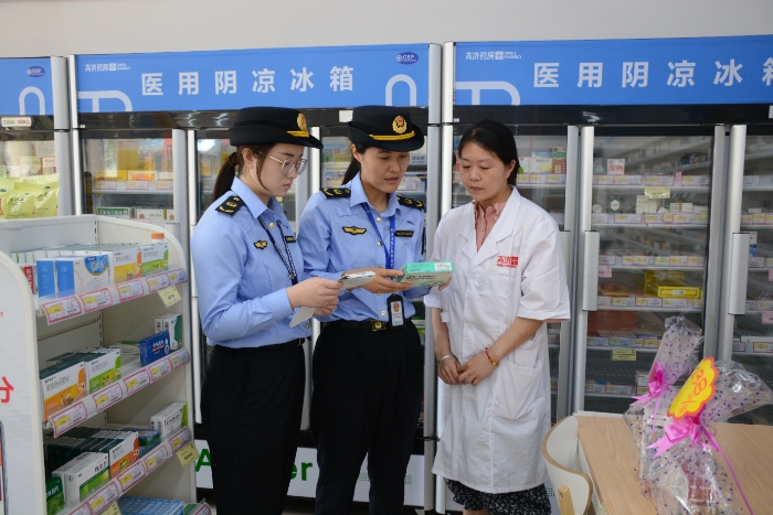 圖為開(kāi)封市金明池市場(chǎng)監(jiān)管所執(zhí)法人員在一家零售藥店檢查陰涼藥品存儲(chǔ)情況。