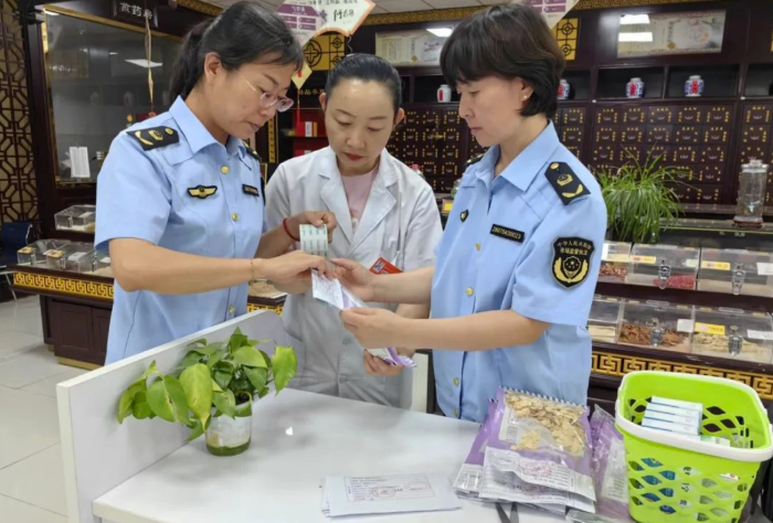 圖為該局執(zhí)法人員在一家藥店開(kāi)展抽檢。