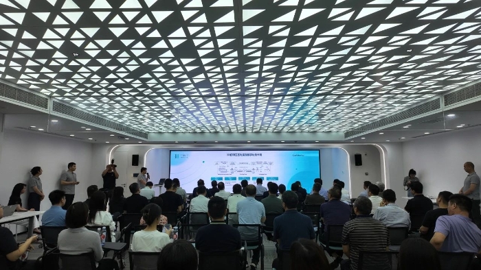 圖為三迭紀(jì)工作人員向高研班學(xué)員們介紹3D打印制藥工藝。（殷芝 攝）