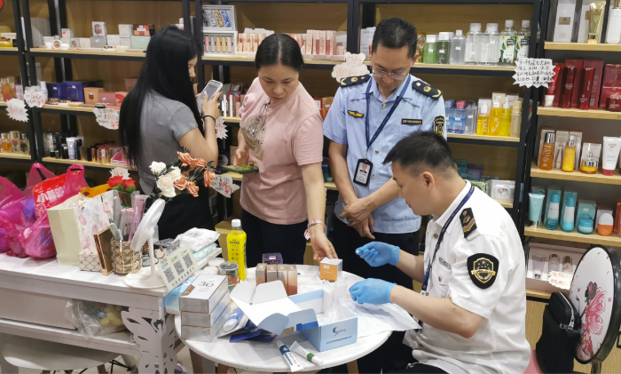 圖為抽樣人員在一家商店對化妝品進(jìn)行快檢。（李方攝）