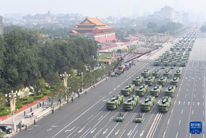 2019年10月1日上午，慶祝中華人民共和國成立70周年大會在北京天安門廣場隆重舉行。這是裝備方隊通過天安門廣場。新華社記者 普布扎西 攝