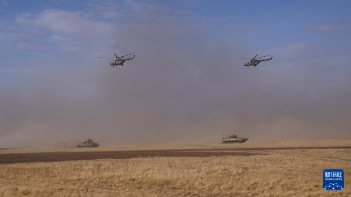 2021年9月23日，在俄羅斯奧倫堡州東古茲靶場舉行的“和平使命-2021”上海合作組織聯(lián)合反恐軍事演習實兵實彈演習中，多國聯(lián)合部隊進行陸空協(xié)同作戰(zhàn)。新華社記者 梅世雄 攝