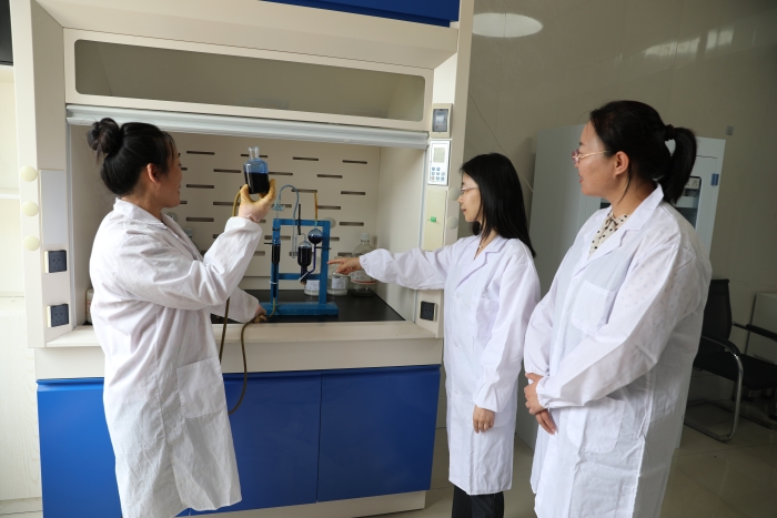 圖為執(zhí)法人員對(duì)通化縣黎明氧氣廠醫(yī)用氧檢驗(yàn)環(huán)節(jié)進(jìn)行檢查（葉陽(yáng)歡攝）