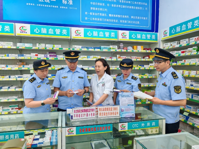 圖為聯(lián)合檢查組執(zhí)法人員在藥店檢查藥品經(jīng)營(yíng)情況。