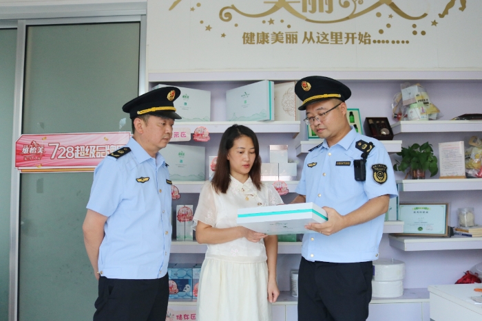 圖為該局執(zhí)法人員在一家化妝品專賣店檢查化妝品標(biāo)簽。