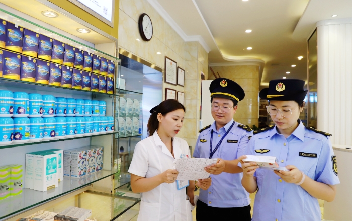 圖為8月7日，該局監(jiān)管人員在一家眼鏡店檢查隱形眼鏡。