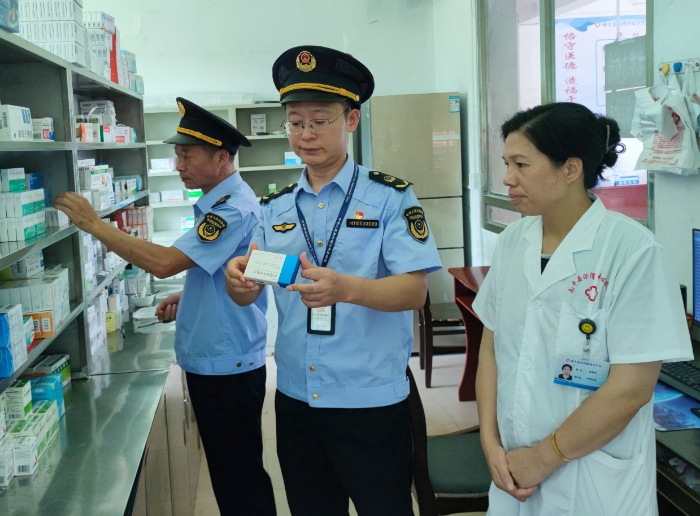 圖為該局執(zhí)法人員在一家鄉(xiāng)鎮(zhèn)衛(wèi)生院檢查藥品有效期。（鄢國卿 攝）