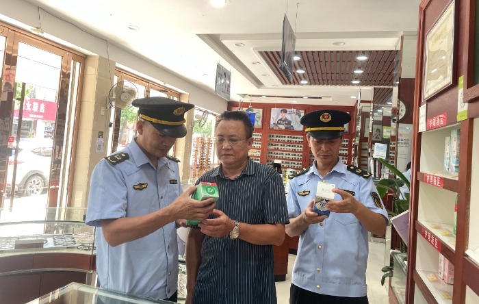 圖為該局執(zhí)法人員現(xiàn)場(chǎng)檢查醫(yī)療器械經(jīng)營(yíng)單位。