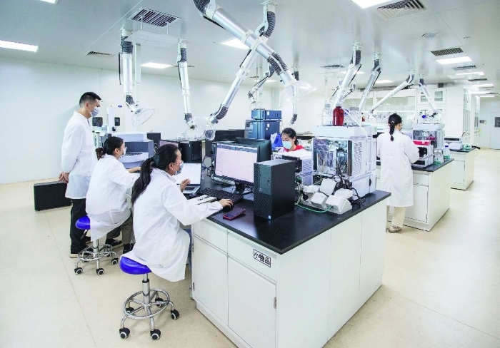 粵澳醫(yī)療機(jī)構(gòu)中藥制劑中心研發(fā)人員積極研發(fā)醫(yī)療機(jī)構(gòu)中藥制劑。