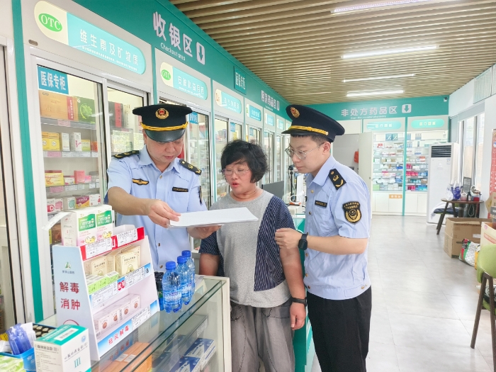 圖為該局執(zhí)法人員在一家藥店現(xiàn)場檢查其經(jīng)銷臺賬記錄的相關(guān)信息等。