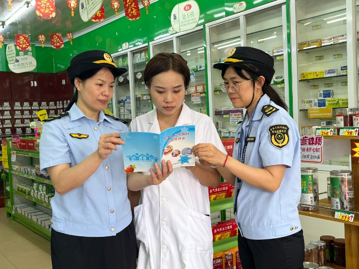圖為8月28日，該局執(zhí)法人員會(huì)同上思縣市場(chǎng)監(jiān)管局在一家藥店向從業(yè)人員派發(fā)宣傳資料。（廖開(kāi)軍 凌莉萍 攝）