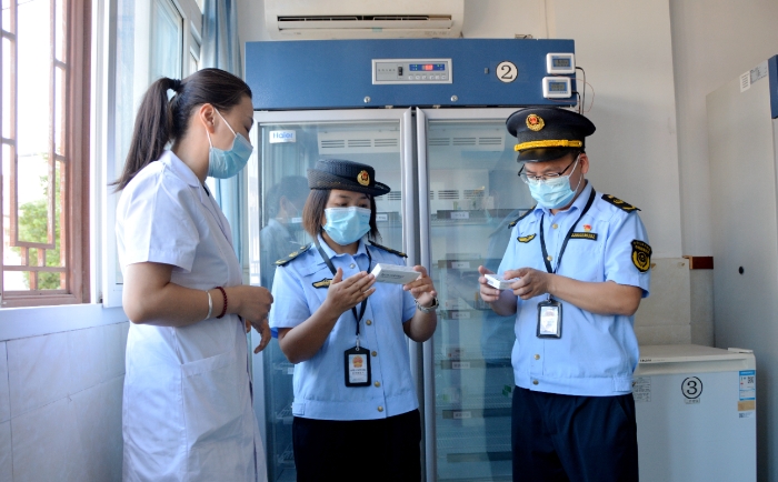 圖為8月28日，該局執(zhí)法人員在一家鄉(xiāng)鎮(zhèn)衛(wèi)生院檢查疫苗儲存情況。（文光輝　攝）