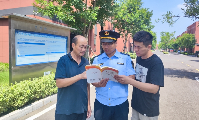 圖為第五分局向企業(yè)和社會(huì)公眾普及藥械化相關(guān)法律法規(guī)。（楊永波 攝）