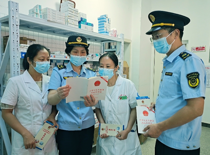 圖為8月29日，該局監(jiān)管人員在醫(yī)療機構(gòu)宣傳《藥品管理法》。