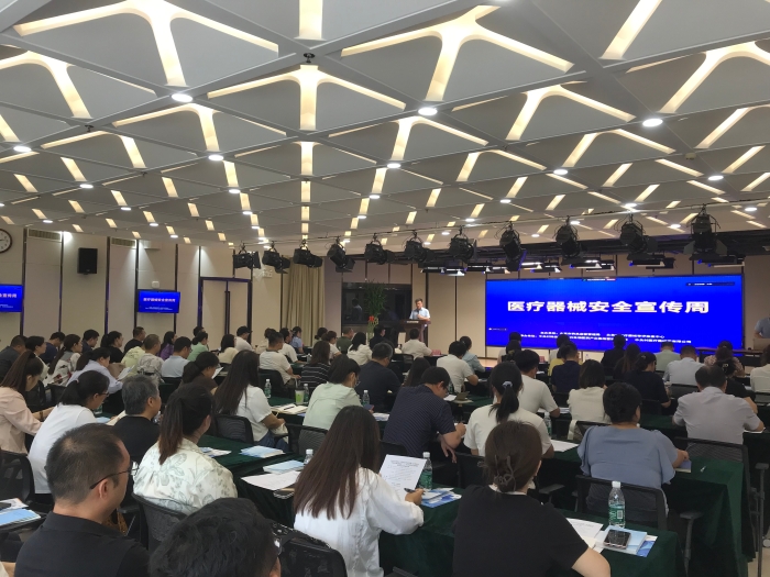 圖為藥監(jiān)政策進(jìn)園區(qū)活動現(xiàn)場。