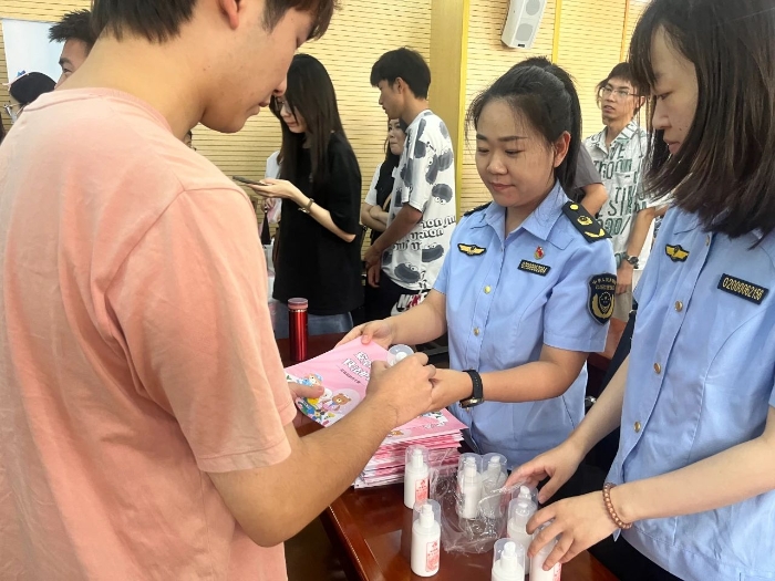 天津市藥監(jiān)局開展化妝品互動體驗校園行活動02 天津市藥監(jiān)局開展化妝品互動體驗校園行活動02