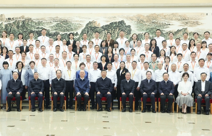 9月9日，黨和國家領(lǐng)導(dǎo)人習近平、李強、蔡奇、丁薛祥等在北京接見參加慶祝第四十個教師節(jié)暨全國教育系統(tǒng)先進集體和先進個人表彰活動代表。新華社記者 鞠鵬 攝