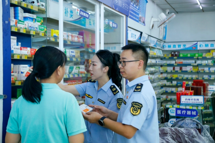 圖為執(zhí)法人員在一家藥店開(kāi)展檢查。（何正君 攝）