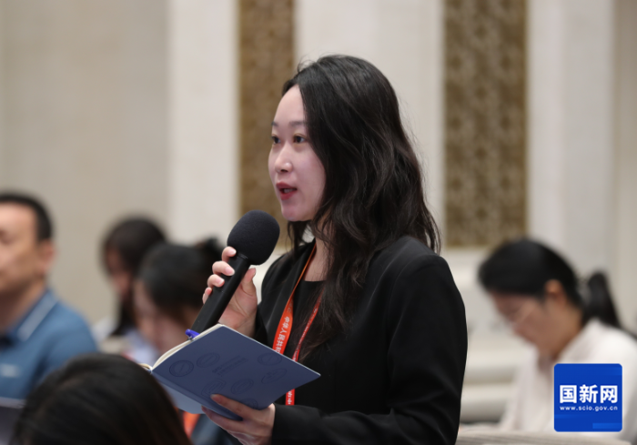 21世紀(jì)經(jīng)濟(jì)報(bào)道記者提問（劉健 攝）