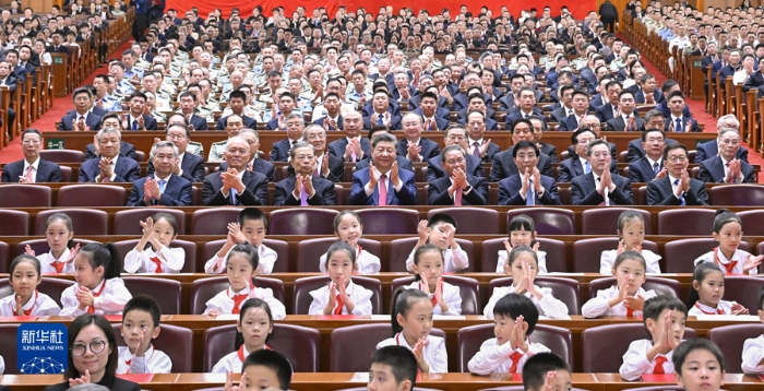 9月29日晚，慶祝中華人民共和國(guó)成立75周年音樂(lè)會(huì)在京舉行。習(xí)近平、李強(qiáng)、趙樂(lè)際、王滬寧、蔡奇、丁薛祥、李希、韓正等黨和國(guó)家領(lǐng)導(dǎo)人，同3000多名觀眾一起觀看演出。新華社記者 申宏 攝