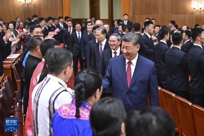 9月29日晚，慶祝中華人民共和國(guó)成立75周年音樂(lè)會(huì)在京舉行。習(xí)近平、李強(qiáng)、趙樂(lè)際、王滬寧、蔡奇、丁薛祥、李希、韓正等黨和國(guó)家領(lǐng)導(dǎo)人，同3000多名觀眾一起觀看演出。新華社記者 燕雁 攝