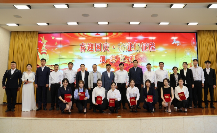 圖為演講比賽頒獎合影。（葉陽歡 攝）