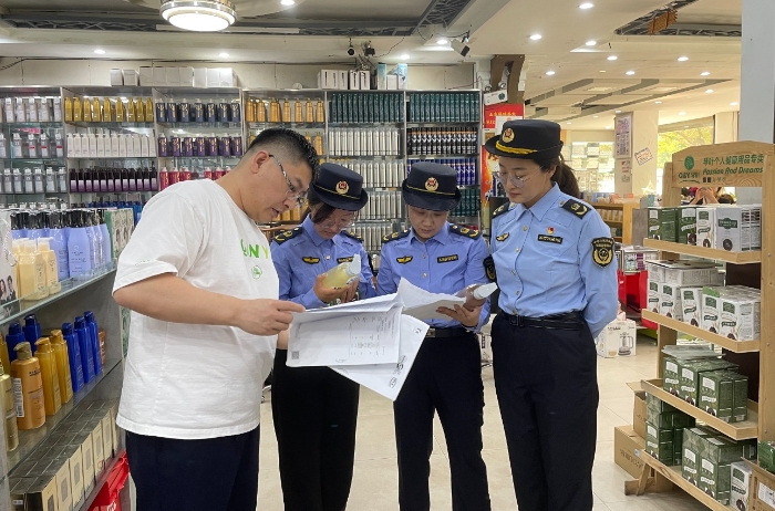 圖為山東濱州開展市縣鄉(xiāng)三級聯(lián)動染發(fā)類化妝品專項檢查。（劉瑾 魯化宣 攝）