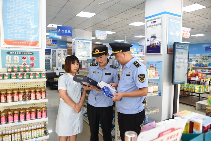 圖為該局執(zhí)法人員在一家醫(yī)療器械經(jīng)營(yíng)企業(yè)檢查腰椎固定帶的標(biāo)簽標(biāo)識(shí)等情況。