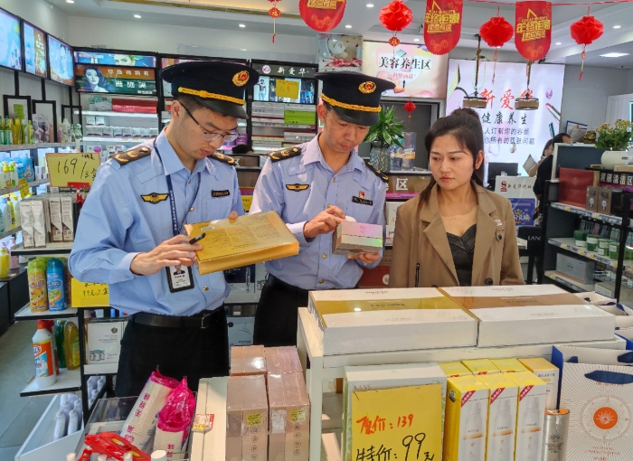 圖為10月21日，該局執(zhí)法人員在一家化妝品專賣店檢查產(chǎn)品質量。（通訊員鄢國卿 攝）