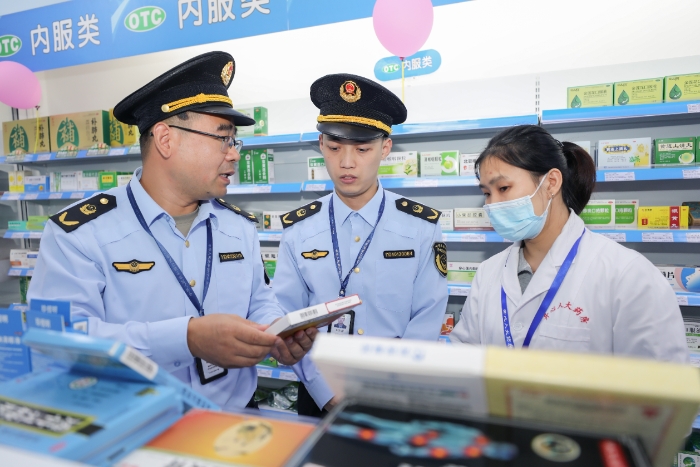 圖為該局執(zhí)法人員在轄區(qū)內(nèi)一家藥店內(nèi)開展現(xiàn)場檢查。（朱珍利 通訊員孫建新 攝）
