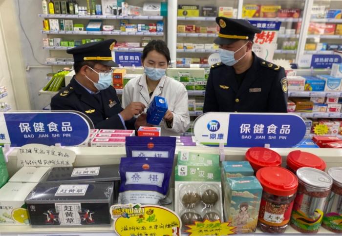 圖為該局淺井市場(chǎng)監(jiān)管所執(zhí)法人員對(duì)農(nóng)村藥房開(kāi)展藥品安全監(jiān)督檢查。（劉曉紅 趙繼軍 攝）