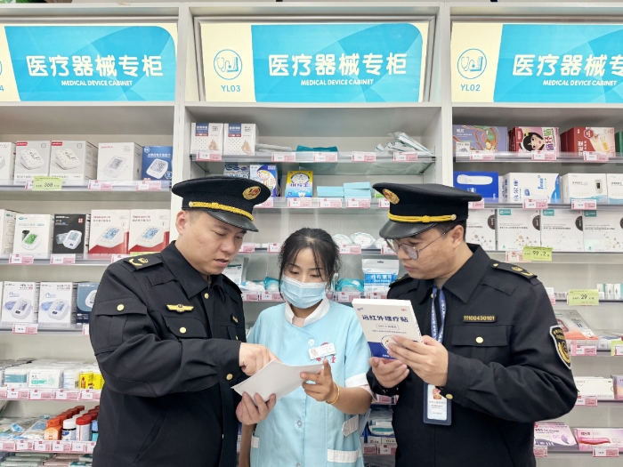 圖為該局執(zhí)法人員在一家藥店檢查遠(yuǎn)紅外理療貼。