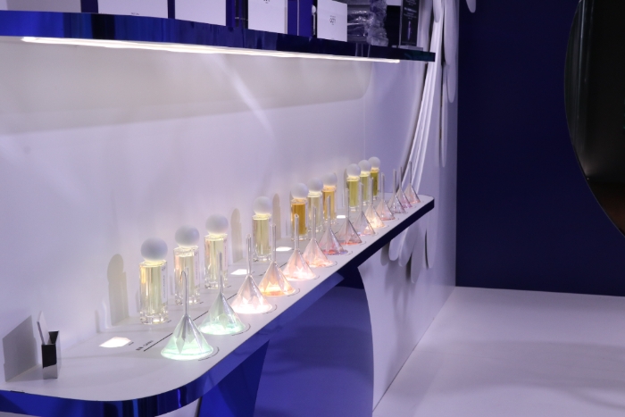 圖為化妝品企業(yè)香水展示區(qū)。