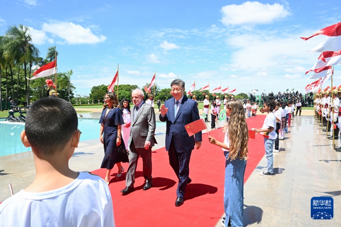 2 當(dāng)?shù)貢r間11月20日上午，國家主席習(xí)近平在巴西利亞總統(tǒng)官邸黎明宮同巴西總統(tǒng)盧拉舉行會談。會談前，盧拉總統(tǒng)和夫人羅桑熱拉熱情迎接習(xí)近平，并為習(xí)近平舉行隆重盛大歡迎儀式。新華社記者 李學(xué)仁 攝