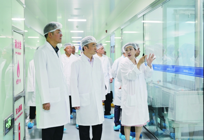 8月22日，湖南省藥監(jiān)局黨組書記、局長歐陽志剛（前排中）在湖南科倫制藥有限公司粉液雙室袋生產車間調研。 湖南省藥監(jiān)局供圖