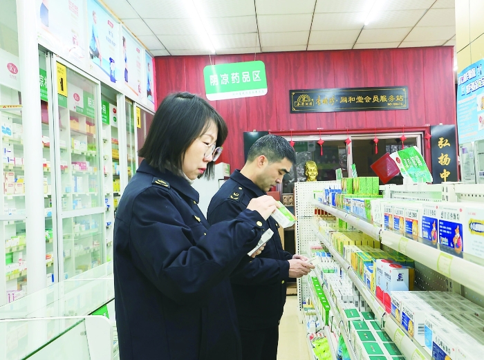 圖①為2024年1月23日，在“年關(guān)守護(hù)（2024）”專(zhuān)項(xiàng)行動(dòng)中，衡陽(yáng)市市場(chǎng)監(jiān)管局工作人員在零售藥店開(kāi)展檢查。