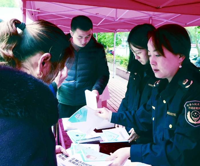 圖③為2023年11月15日，衡陽(yáng)市市場(chǎng)監(jiān)管局工作人員在安全用藥月啟動(dòng)儀式現(xiàn)場(chǎng)發(fā)放安全用械科普資料。